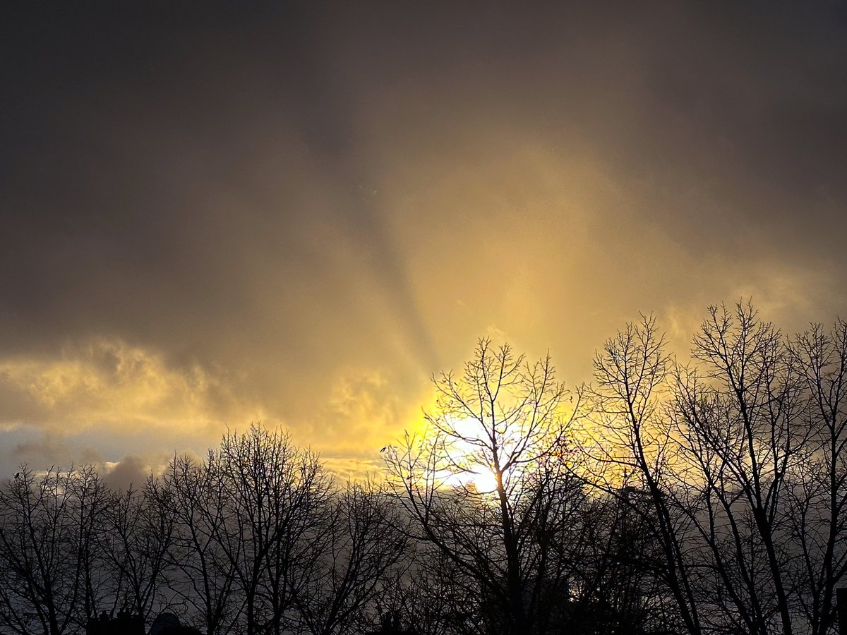 _Anna_Log's tweet image. Der Himmel über Berlin. 
Habt eine lichte Zeit!