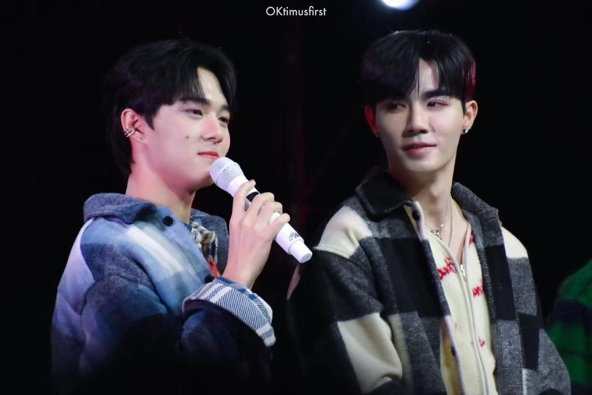 JJJJJamieChiu's tweet photo. Merry Christmas🎄
“Can’t take my eyes off you”
@zee_pruk @CwrNew 
#ZeePruk #NuNew #FanArtForZeeNuNew 
#ZeeNuNew #ซนซน #ZonZon 
#cutiepie #Zunshine #NanaNu #originalart #MerryChristmas2022 https://t.co/E39POmsL2t