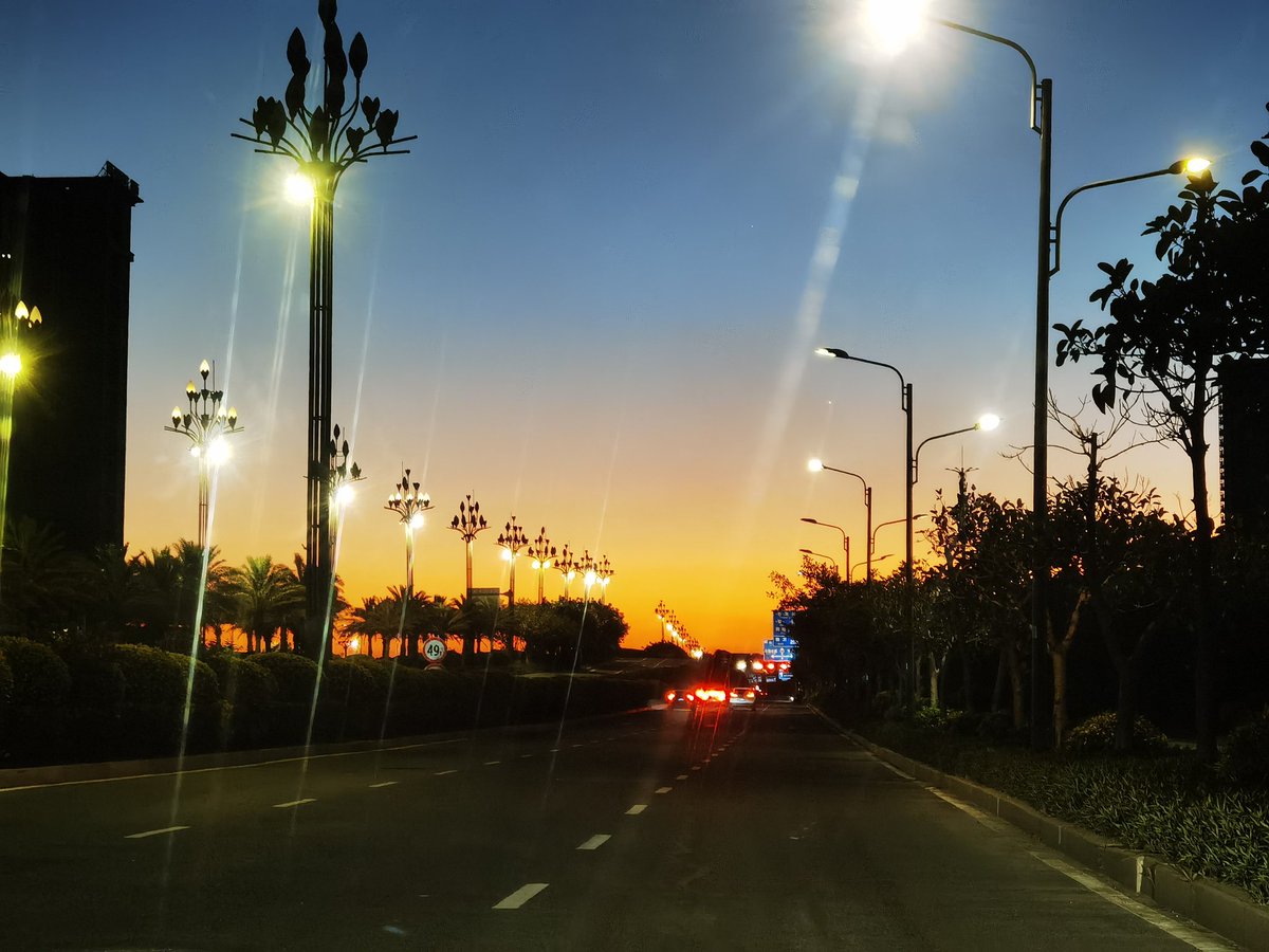 JiangluChen's tweet photo. 每天即便两点一线，都别忘了当个追光者～ https://t.co/CyqMLXeL2X