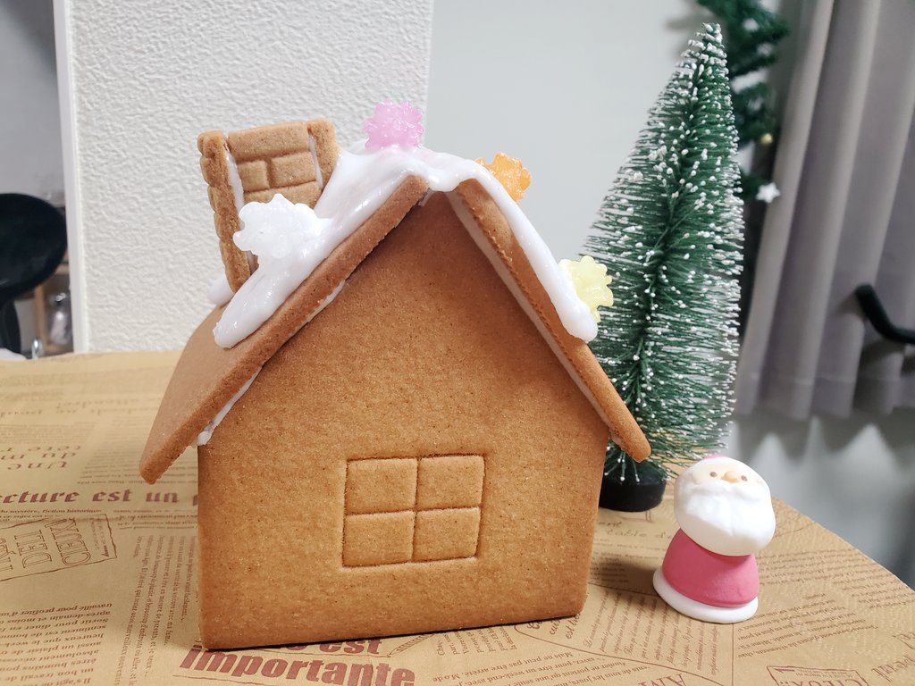 imoko_hoshi's tweet photo. ツイッター久しぶり🎄✨メリクリスマスイブだね～。無印のお菓子の家作ったのは良いけど食べるの甘くて放置してる🏠️誰か食べてくれ～😋 https://t.co/t3QnVtIK6f