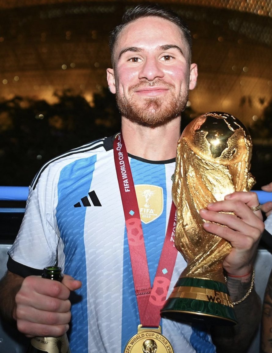 ¡Feliz cumple Alexis! 🎂

Qué pedazo de Mundial metiste.🙌🏻🇦🇷🏆