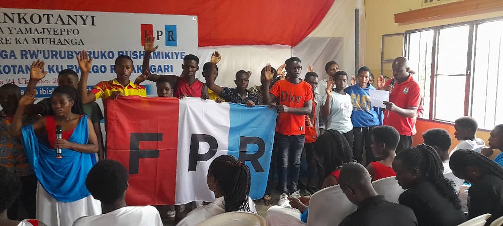 RPF_MUHANGA's tweet photo. Mu Kagari Kabuye @KabacuziS Abanyamuryango bashya 67 bateye intambwe idasubira inyuma bamaze kumva neza imigabo n'imigambo ya @rfpinkotanyi, hasurwa kandi ibikorwa bikorwa na cooperative y'abafite #ubumuga https://t.co/x3iRsLu6X6