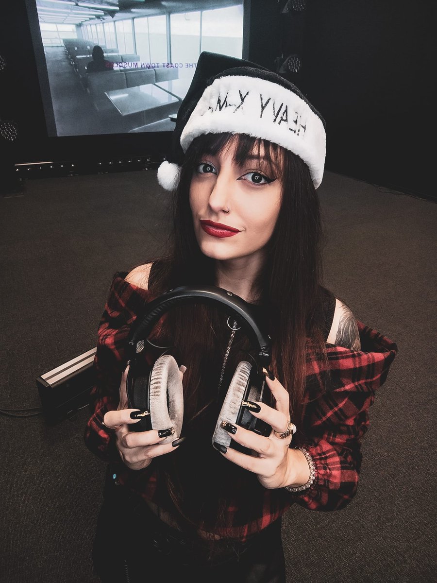 RadioFrecciaOf's tweet photo. Questa sera su Radiofreccia va in scena il Natale più rock che ci sia ! 🎅
Dalle 22:00 Titania è in console per Dirty Xmas, una festa ad alto volume ⚡️⚡️ #natale #natale2022 #frecciachristmas
#DirtyXmas #rock #radio #radiofreccia https://t.co/G2gnjZVhTh