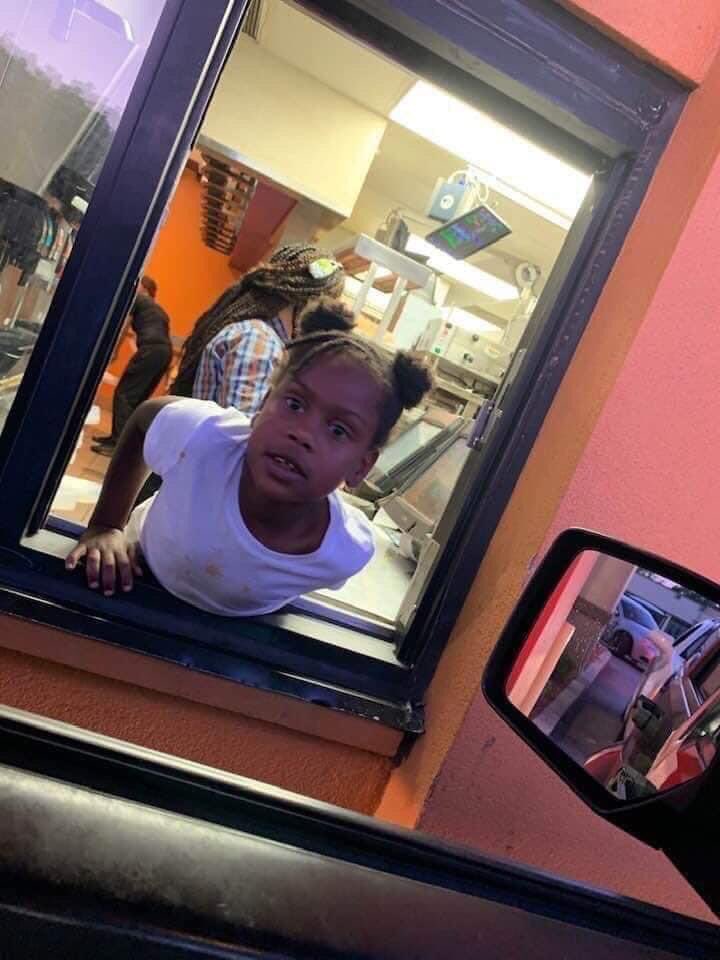 layxsnv's tweet image. she came to the window talm bout ” my mama said what type of sauce you want “