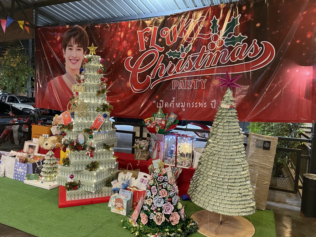 iFlukeBAE's tweet photo. Fluke Christmas party 2nd 💖🎄

#หมูทะกับป๋าฟลุ้คปี2 https://t.co/mPxlWcRW75
