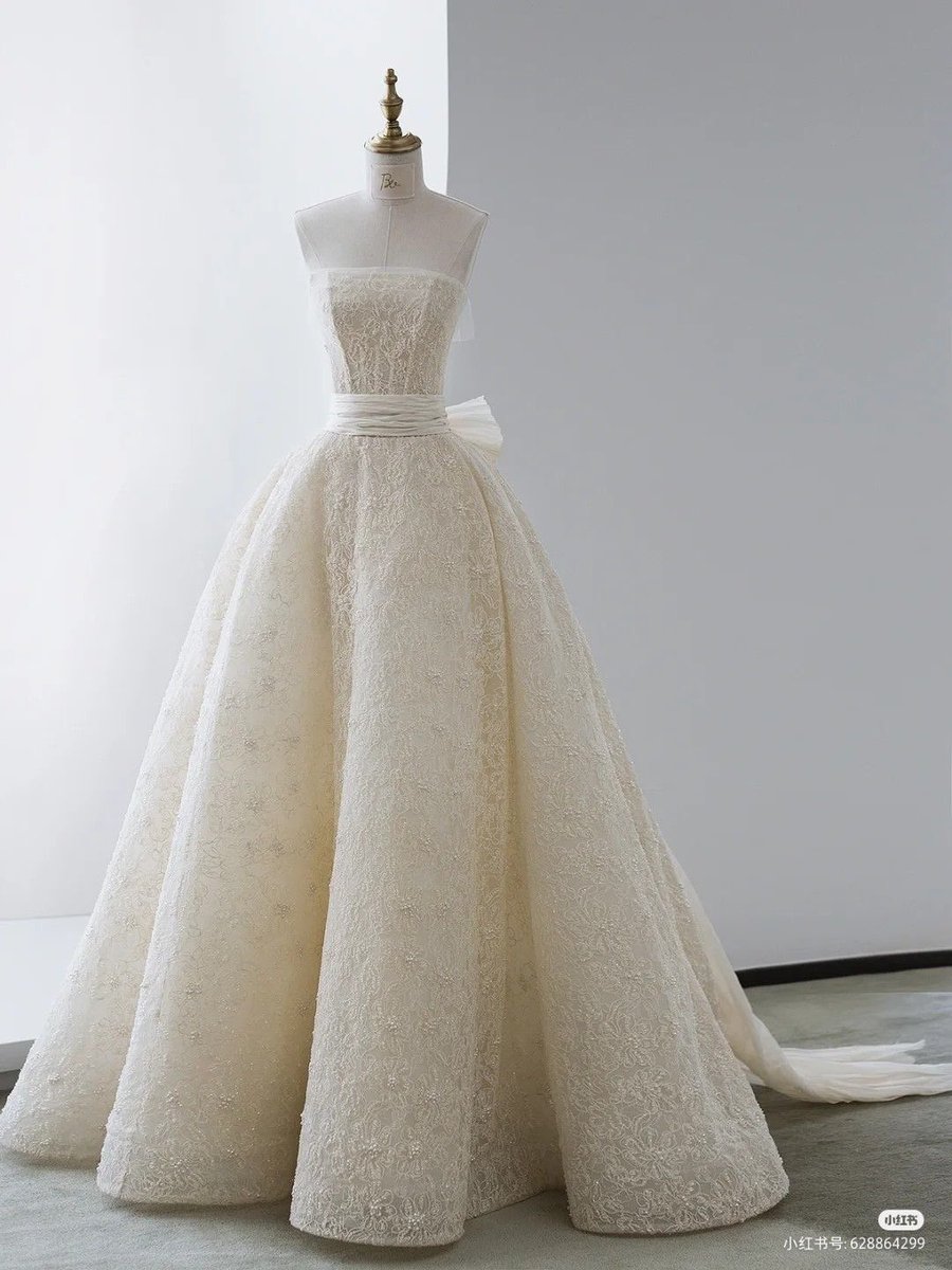 aemisias's tweet photo. this dress. https://t.co/9MVcrzgSTP