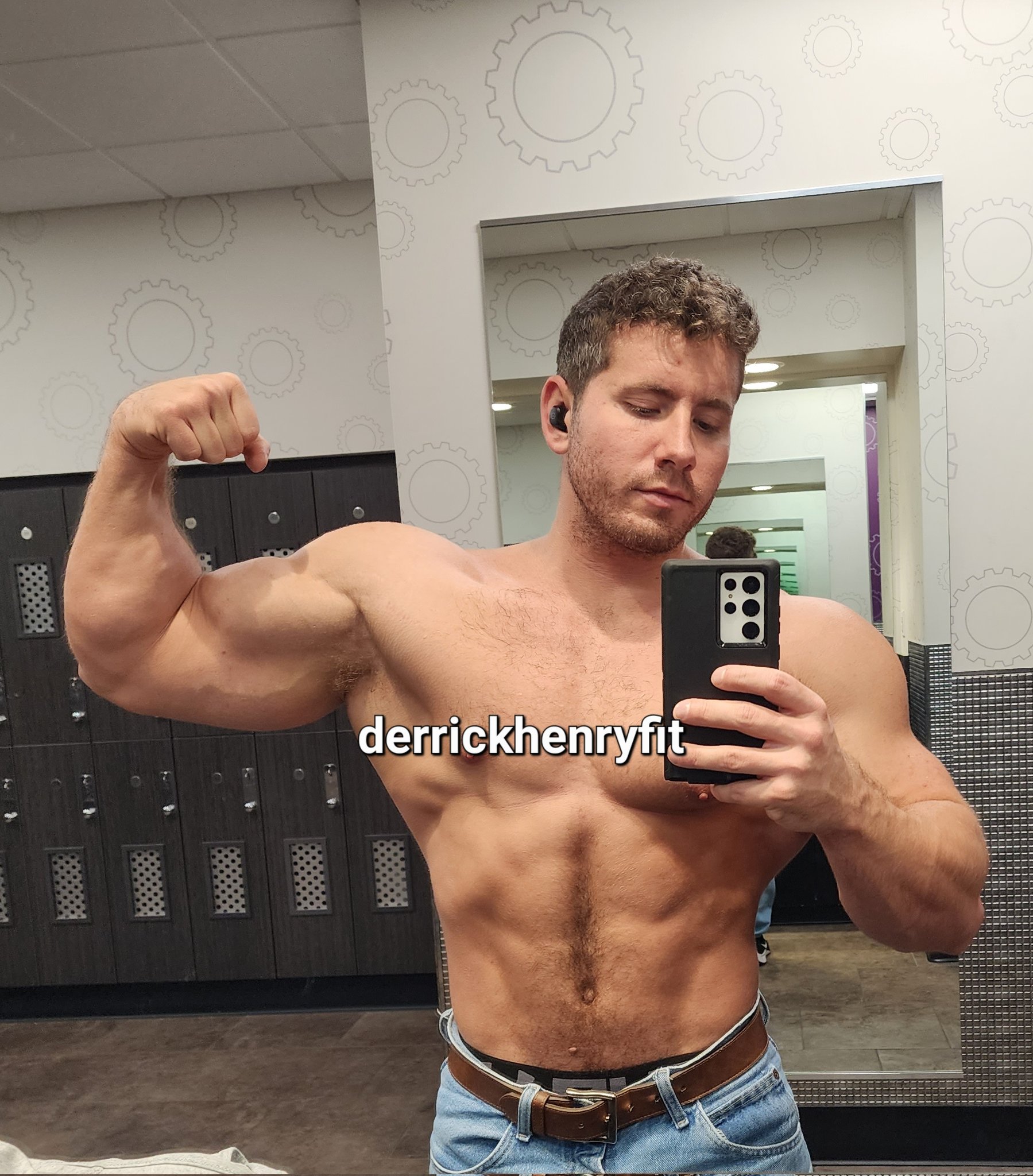 DerrickHenryFit on Twitter: "Happy holidays 😁 All my social media links