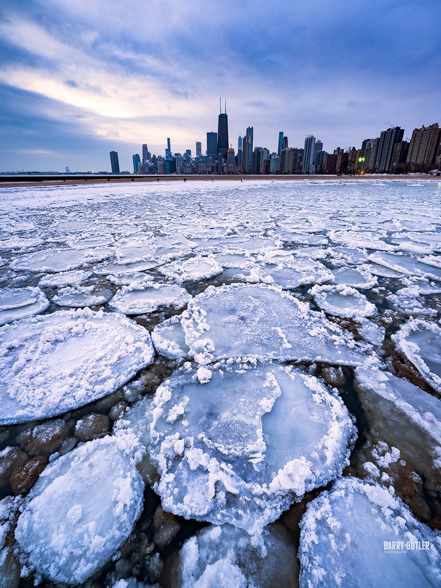 barrybutler9's tweet photo. Pancakes served for Christmas breakfast.   This morning with pancake ice along the Chicago lakeshore.  #weather #winter #ilwx #news #Chicago https://t.co/k58T11PbQX