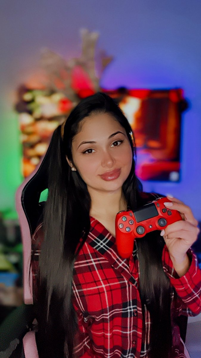 Mis Delis 😍 espero pasen felices fiestas como mas les plazca 🎄 Disfruten y siempre mantengan esa sonrisa… ☺️ mientras llega la noche, me voy a echar una partidita 🙄

#playstation #xboxone #nintendoswitch #videogames #gamer #gamergirl #geekgirl #pcgamer #egirl #Christmasgames