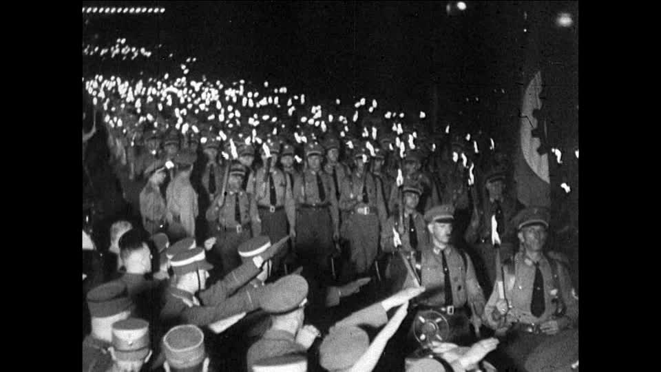 ComitatoCentra1's tweet photo. Lo chiamano rito vichingo del battaglione Azov perché chiamarla fiaccolata nazista pareva brutto https://t.co/JhHoaLa7nT