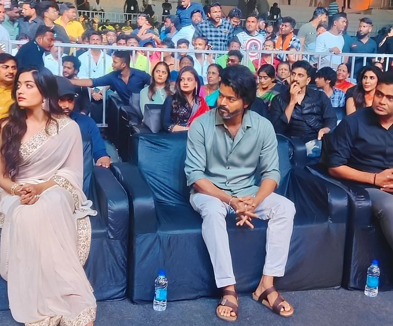 cini_verdict's tweet photo. Sareeeee.. 🤍🤍🤍🤍🤍🤍
Request accepted by @iamRashmika 🤍🤍
What do I say now
#beautiful #Gorgious #Cute #Excelent #Super if any other praising words there then put them
And #ThalapathyVijay And #RashmikaMandanna Pair will be pair of the #2023 for sure
#VarisuAudioLaunch https://t.co/zW11Ca6KNr