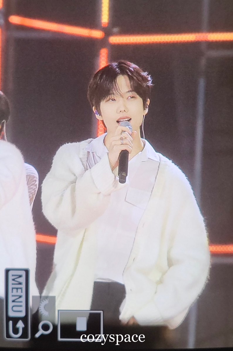 COS_323205's tweet photo. 221224 SBS 가요대전 

#RENJUN #런쥔 #지성 #JISUNG #NCTDREAM https://t.co/XUhWKYKfeS