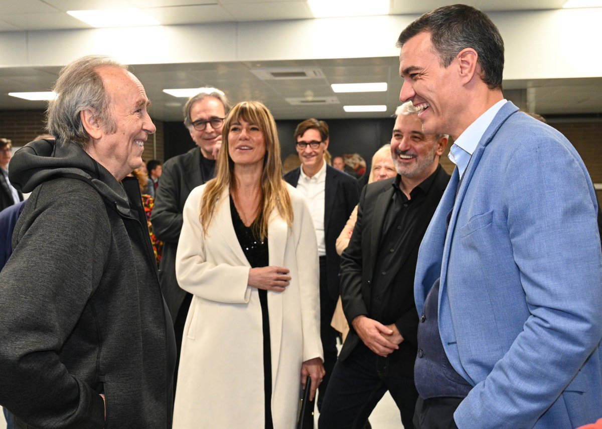 FroilLannister's tweet image. Pedro Sánchez se ha hecho un regalo de Navidad con nuestro dinero: jet privado con su mujer para ir a un concierto de Serrat. Los impuestos son para Sanidad, Educación y para que Sánchez se vaya de conciertos con su mujer.