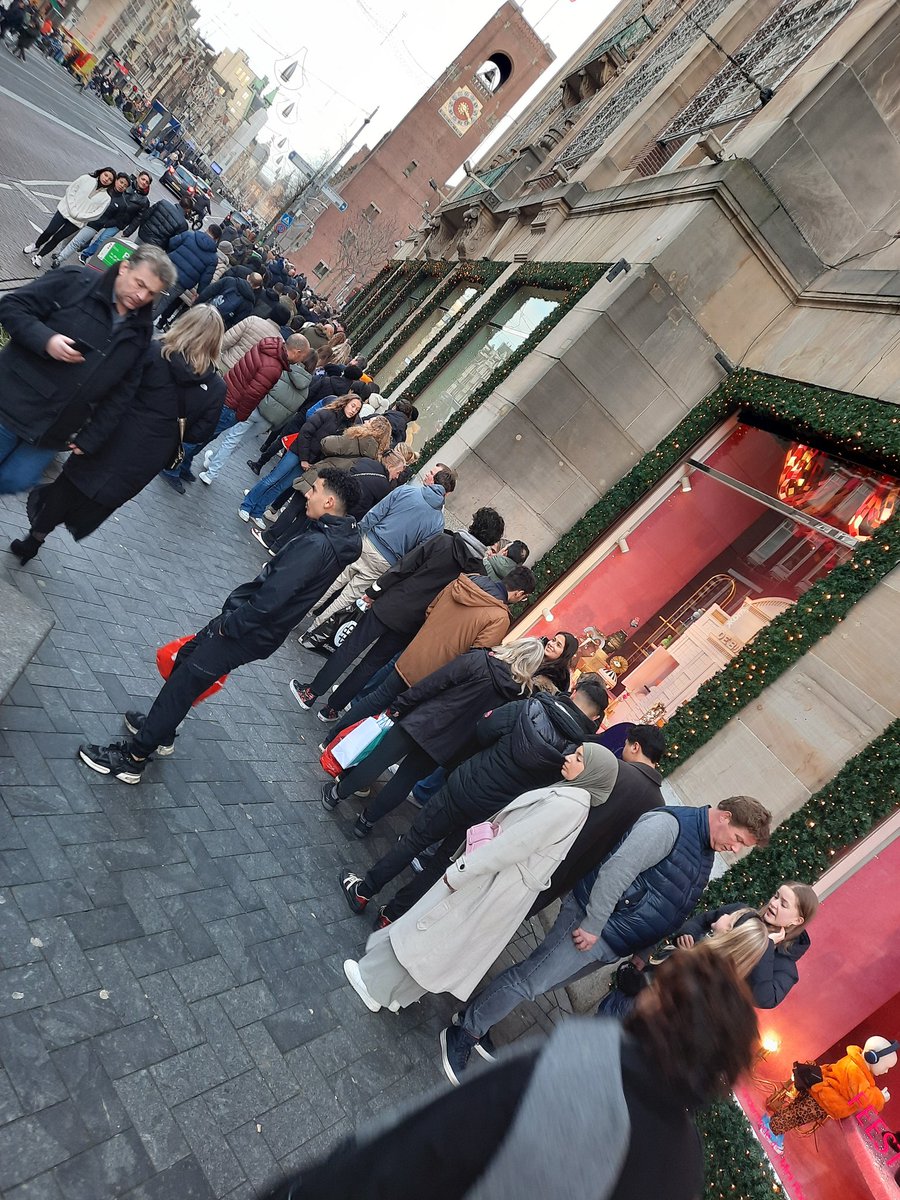 Dit is de rij om de Bijenkorf in te komen. 🤣