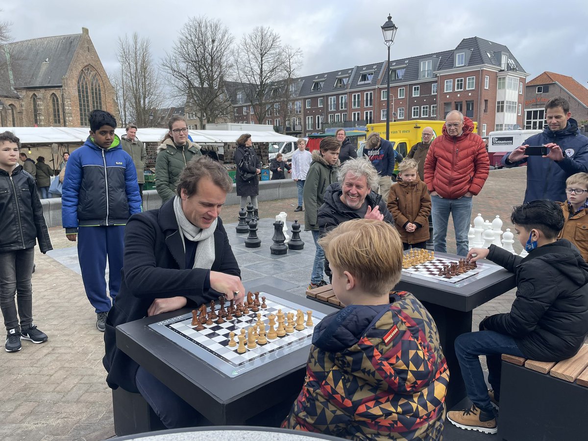 Delen wordt zeer gewaardeerd! 🙏 Graag kom ik in contact met wethouders, raadsleden, wijkmanagers, beleidsadviseurs en andere geïnteresseerden die ook openbare schaaktafels geplaatst willen zien in hun eigen gemeente, maar niet goed weten hoe ze dit moeten aanpakken. #UrbanChess