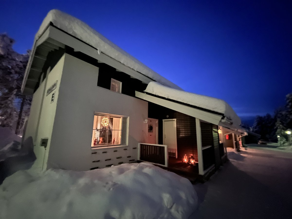 Onnellista ja rauhallista joulua kaikille! Lapissa ei tänäänkään tarvittu filtteriä. Jouluaaton sininen hetki on lapsuusmuistoista tuttu. #lappi #levi #joulu