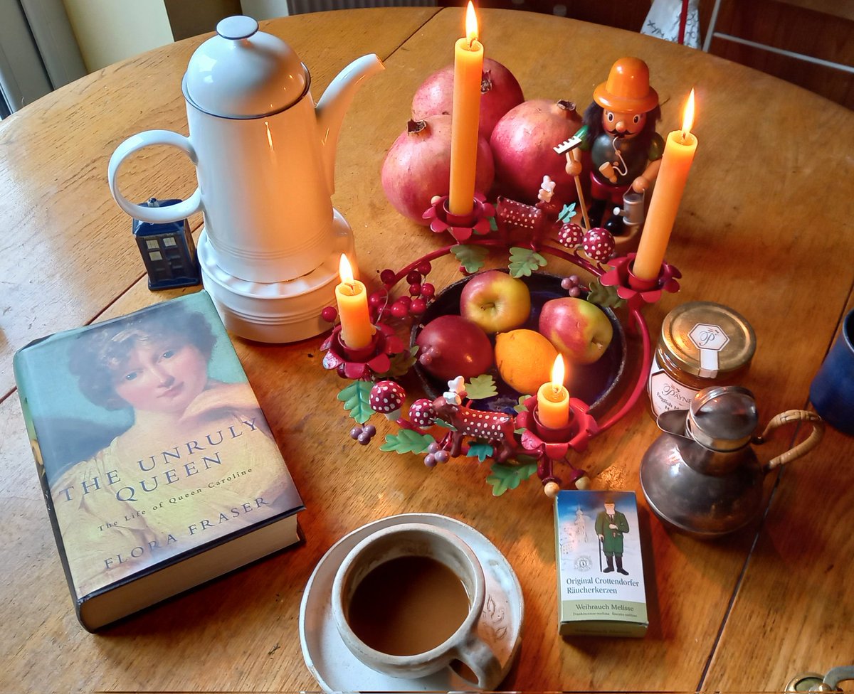 Saschaloske's tweet photo. Frohe Weihnachten, meine deutschen Freunde und Germanophiles. 
I have bought too many pomegranates and am reading up on an imported and uncrowned German-British queen. #Räucherkerzchen #QueenCaroline #Weihachten #AngloGerman #Heiligabend https://t.co/YLtwMDnR4h