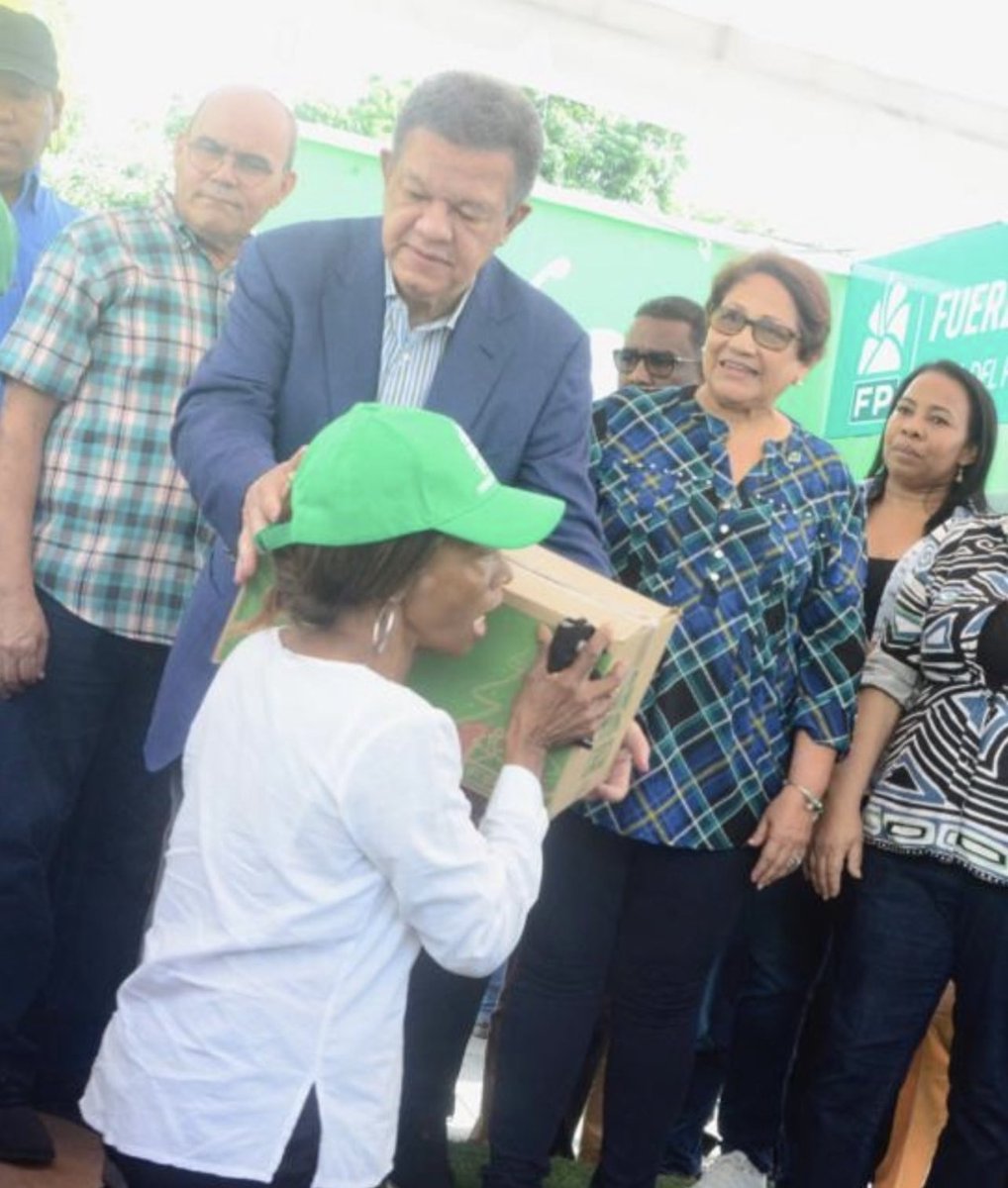 condesatv1's tweet photo. ¿Por qué molesta tanto a muchos la tradicional entrega de cajas navideñas de @LeonelFernandez ?   

Esas cajas aunque usted no lo crea, asi como el bono navideño de @luisabinader le alegran el día a quienes no tienen con qué hacer su cena navideña. https://t.co/TtxXGbsae8