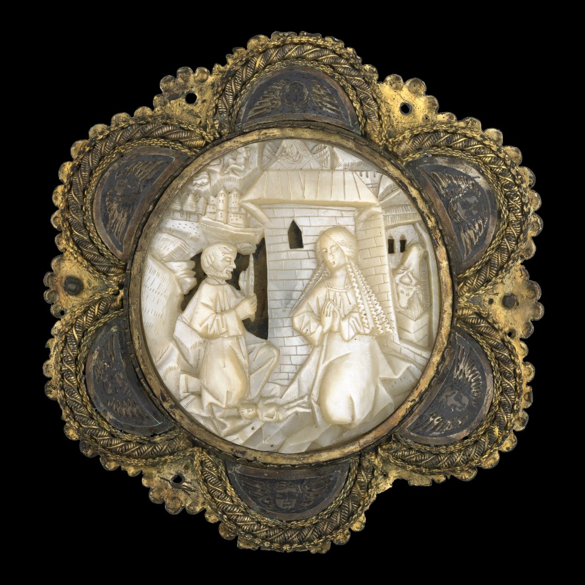 This miniature mother of pearl relief shows a nativity scene in dazzling detail ✨ Made in Germany during the 15th century, it shows the Virgin Mary kneeling beside Christ, with cattle in stalls behind, angels overhead, and Bethlehem in the distance. ow.ly/IHzi50LWtOM