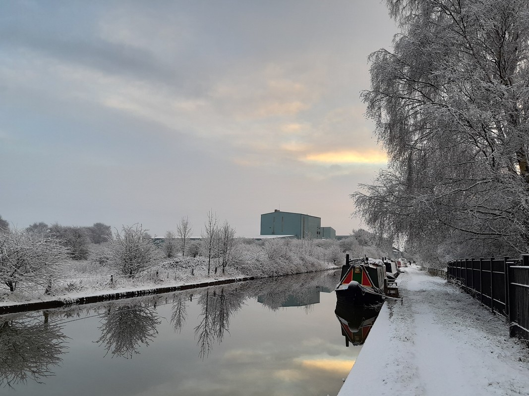 Happy #ChristmasEve everyone ❄ 

Enjoy these wintry scenes captured along the Trent and Mersey Canal 📍