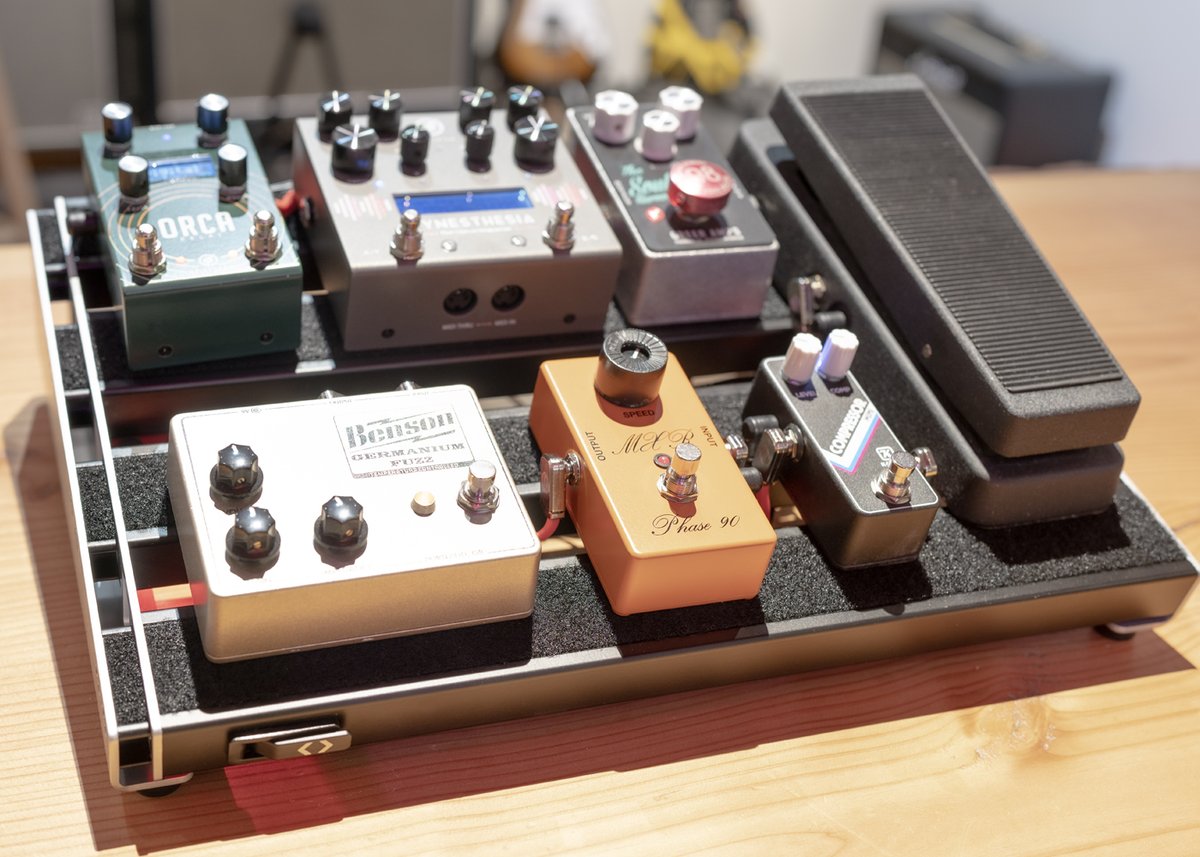 What do you do the day before Christmas ? Build a new pedalboard ! It I important :) yes ! The basis is a D’Addario XPND 2 board, so if there are any gift/pedals, you can add them instantly, extracting a few more centimeters of XPND board.