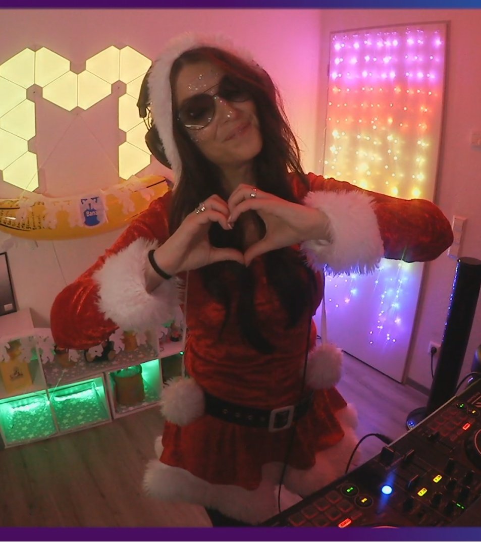 Ich wünsche allen da draußen eine schöne besinnliche Weihnachtszeit mit euren Lieben Menschen und viel essen🎅💜 Genießt die Zeit und passt auf euch auf! 

Ich hatte gestern noch einen wunderbaren Vorweihnachtlichen Musikstream🤩🥳Liebs!