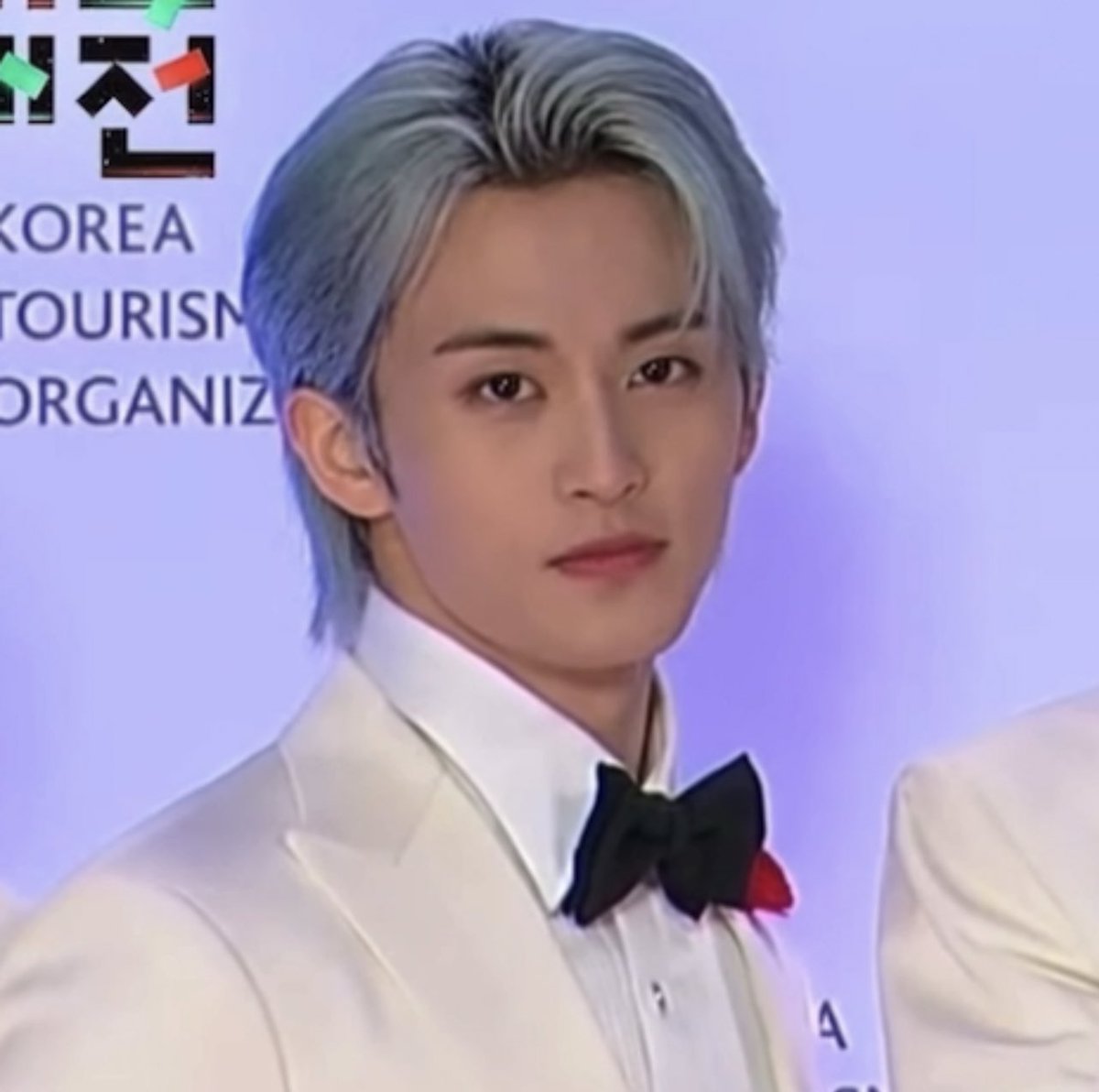 Ieemarkees's tweet photo. mark looks so damn fine https://t.co/maC6lSO54F