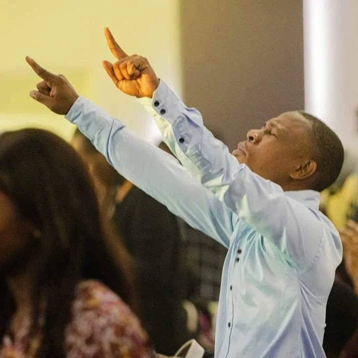 "Tu Le prieras, et Il t'exaucera, Et tu accompliras tes voeux." Job 22:27
Je rends grâce à Dieu pour le culte Atmosphère de Gloire du vendredi 23 décembre 2022 au Palais de Gloire; le Seigneur nous a puissamment bénis.