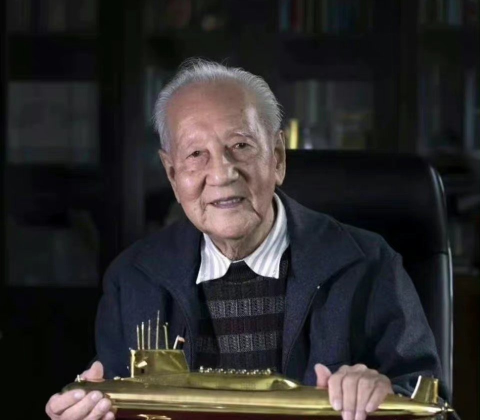 请您为伟大的科学家停留1秒钟，黄旭华，中国核潜艇事业的先驱者和奠基人之一。为铸大国重器，隐姓埋名三十载。
98岁他已将个人所获得的各级各类奖项奖金约2000万元几乎全部捐献，用于国家的科研、教育及科普事业。
他是国家的脊梁！这才是我们最该追的星！[赞] ​ ​​​A great scientist.