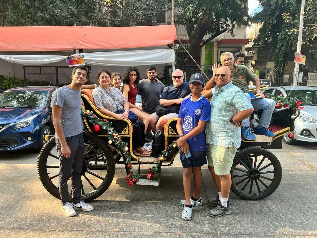 Khaki_Tours's tweet photo. Shernaz and her family were visiting India, and she wanted them to see the city, especially the area where she grew up. Our #FortByVictoria ride provided them a unique vantage point to get to know the city as we went criss-crossing through what was once the Fort of #Bombay. https://t.co/fO5XRYNPF1