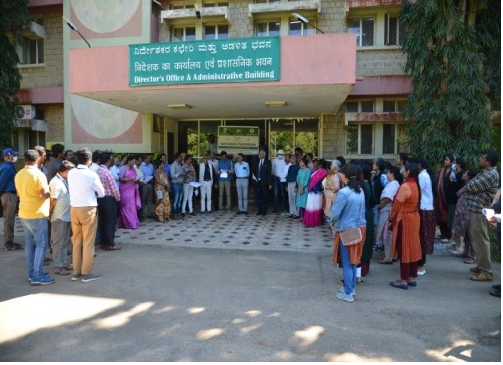 ICAR_IIHR's tweet photo. Dr Sanjay Kumar Singh, Director, @ICAR_IIHR administered the #Swachhta pledge during the #SwachhtaPakhwada (16–31 Dec 2022) programme on 16th Dec. 2022 to the scientific, technical and administrative staff.
Cc: @swachhbharat @SwachhBharatGov @icarindia @AgriGoI https://t.co/eRJgSevCQk