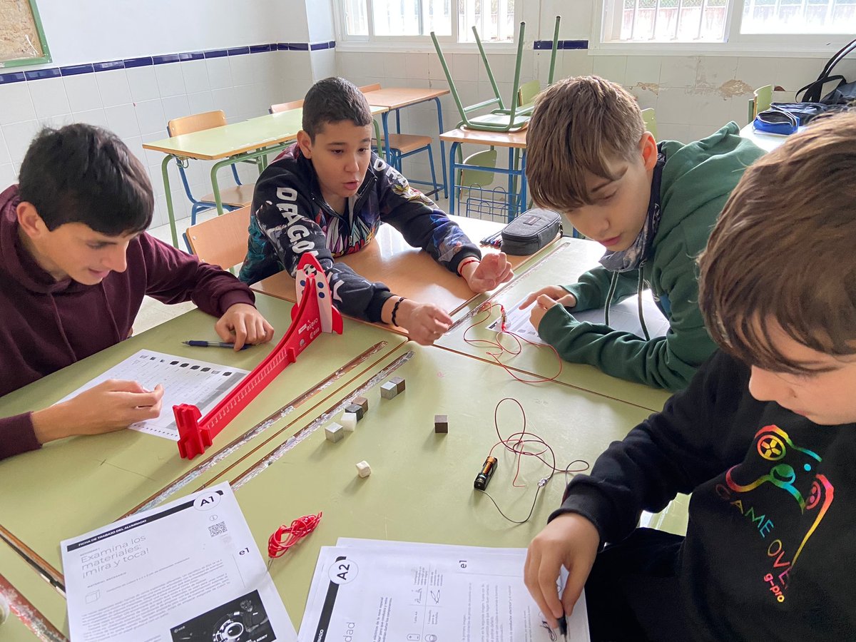 iesjarifa's tweet photo. 🚀 En el IES Jarifa estudiamos las propiedades de varios materiales para debatir cuál sería el más adecuado para la nave espacial Orión. #STEAM #aeroespacial https://t.co/6FGd2LE4RM