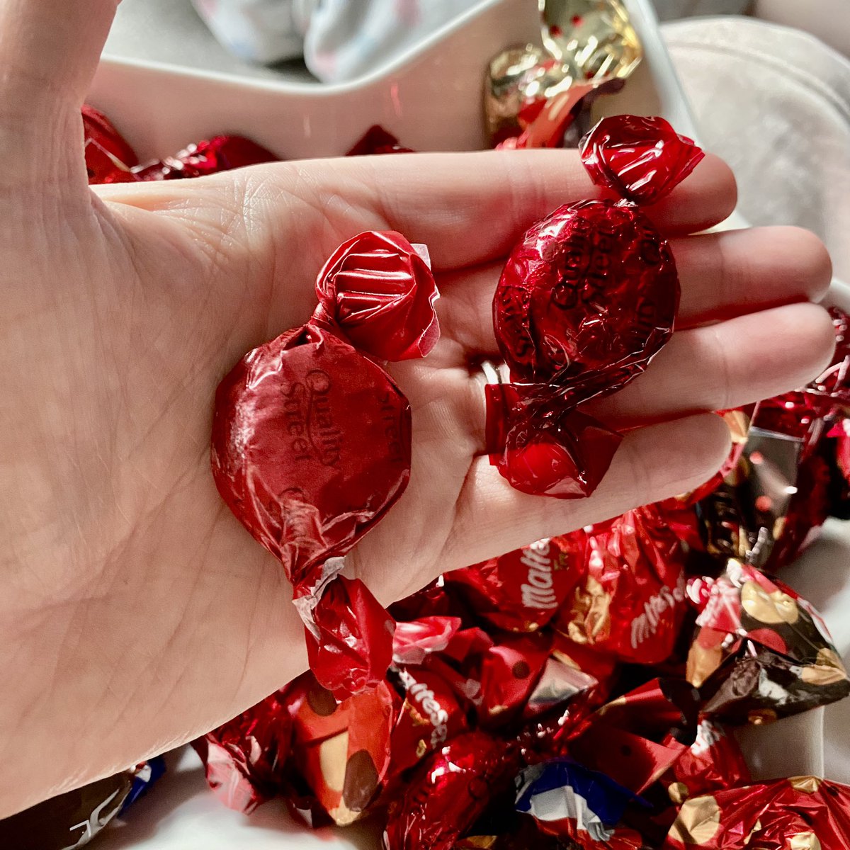 unconditional81's tweet photo. Just bought a box of Strawberry Delight #qualitystreet but some were in new style wrappers. How is replacing the original style with waxed paper that can’t be recycled any better for the planet?! 🤷🏻‍♀️ https://t.co/zq8lpAFGYW