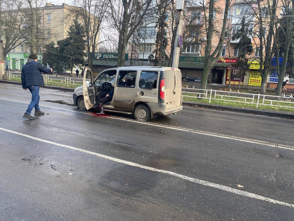 Це не чутливий контент – це реальне життя України та українців. 
Херсон. Зранку, у суботу, у переддень Різдва, у центральній частині міста. Це терор, це вбивста заради залякування та задоволення. 
Світ має бачити, проти якого абсолютного зла ми воюємо.
#russiaisateroriststate