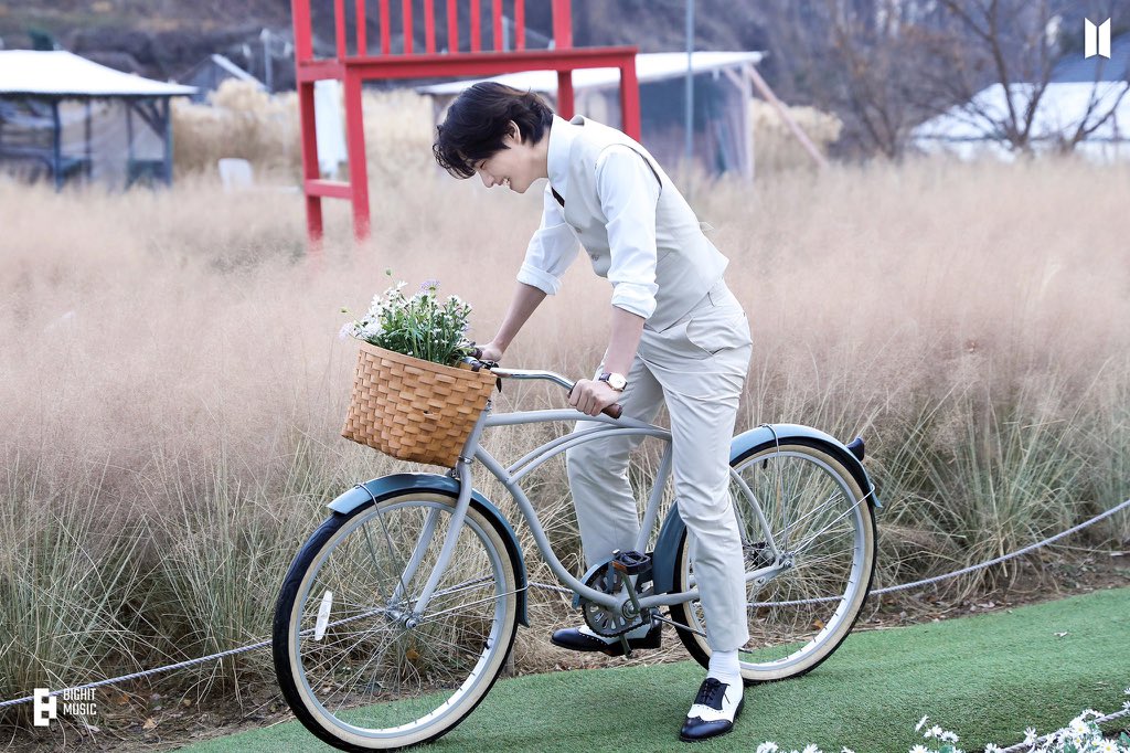 btspicstwt_'s tweet image. [📸PHOTOS] #V' #VeautifulDays' - Behind the Scenes x Naver Post (2/6)