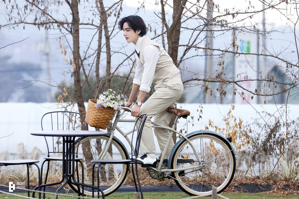 btspicstwt_'s tweet image. [📸PHOTOS] #V' #VeautifulDays' - Behind the Scenes x Naver Post (2/6)