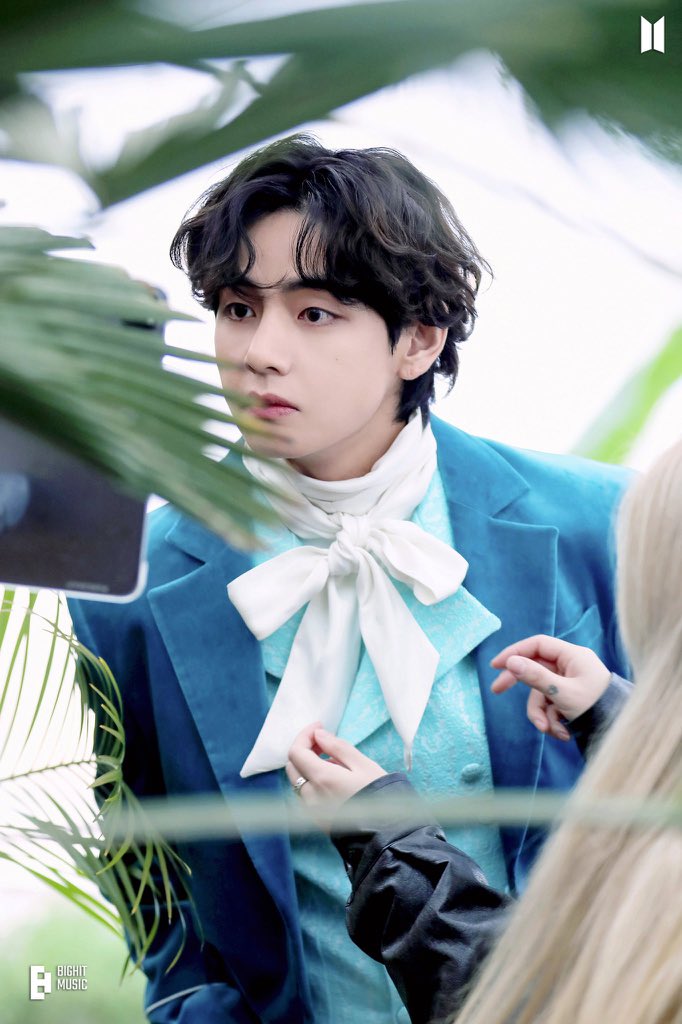 btspicstwt_'s tweet image. [📸PHOTOS] #V' #VeautifulDays' - Behind the Scenes x Naver Post (2/6)