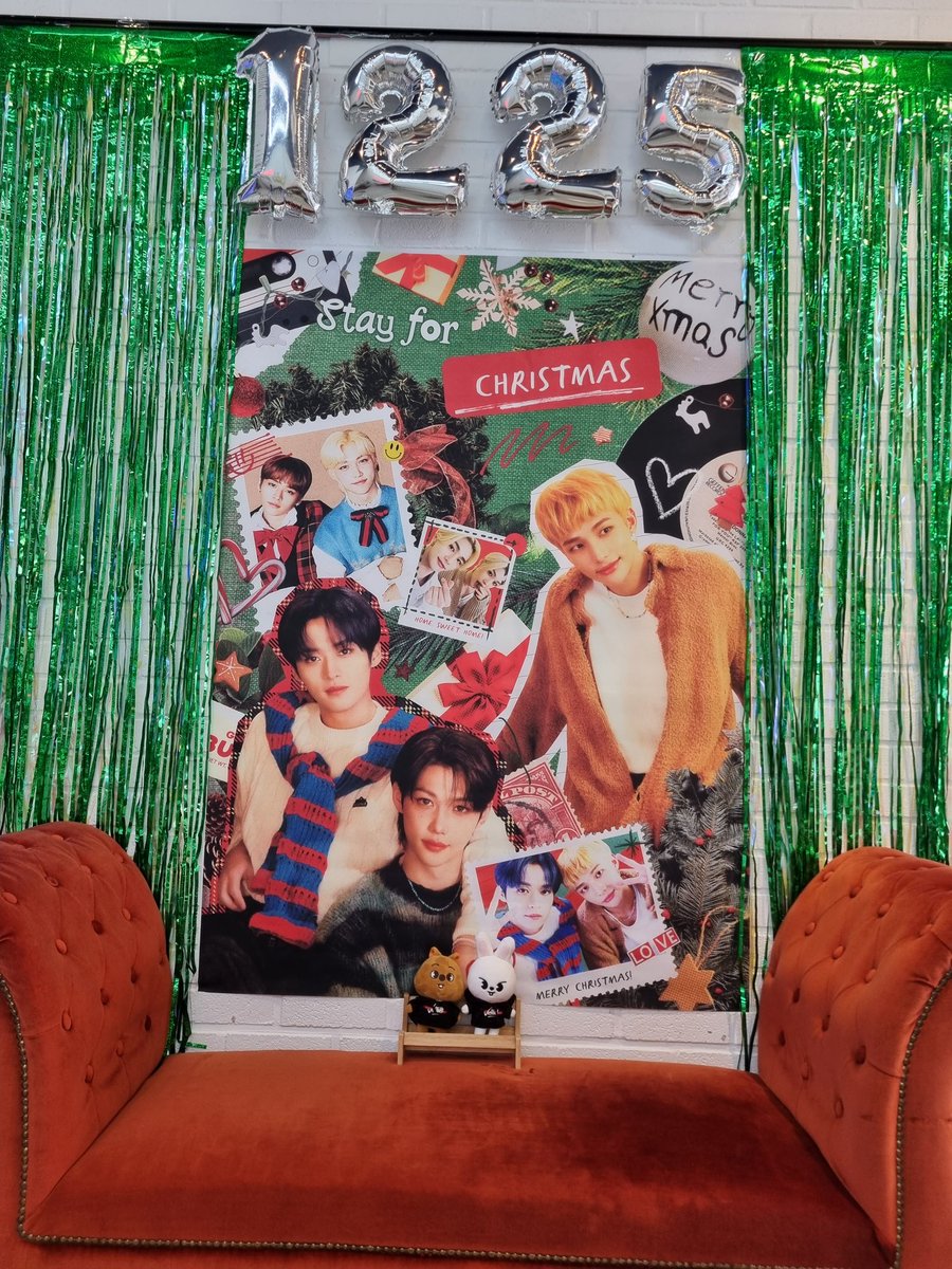 Stay1022HM's tweet photo. #Stay_for_Christmas
#댄스라차와_함께_크리스마스 
메리 스키즈마스!!
10시부터 가서 오픈하시자마자 들어간 댄라 크리스마스 카페! 진짜 카페벤은 안 올 수 가 없음.. 카페가 너무 이뻐..♡♡ 개인적으로 크리스마스라고 트리에 사진으로 꾸며두신게 진짜 미친 거 가틈.. 다시 가고 싶닿.. https://t.co/YCVym5RVYp