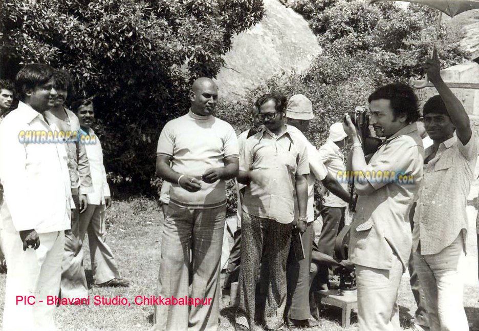 RARE IMAGE - Dr RajKumar Clicking Photo of #ThoogudeepaSrinivas
Pic credit @chitraloka