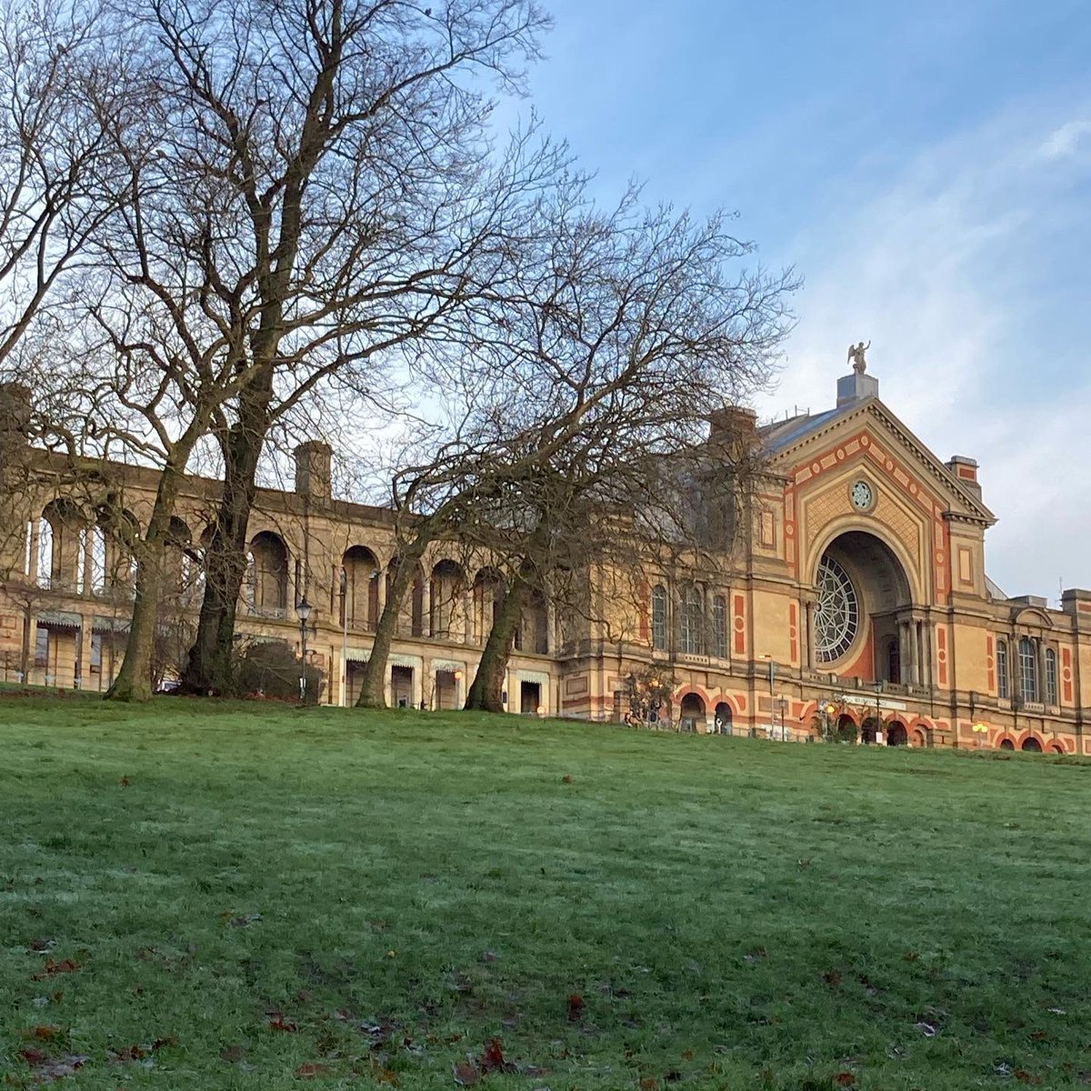 I started the day with a very Christmassy Christmas Eve parkrun at Ally Pally.

Merry Christmas everyone x

#parkrun #AllyPallyParkrun #ChristmasRun #ChristmasEve #RunnersOfTwitter