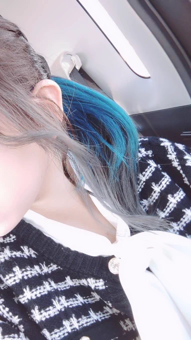 美容院いってきたー!トレードマーク(らしい)のブルーと一旦お別れしたけど1年青かったので違和感すごくないすか物足りなすぎて早くも青くしたい色抜けたら白金になるらしいのでそれはそれで楽しみ 