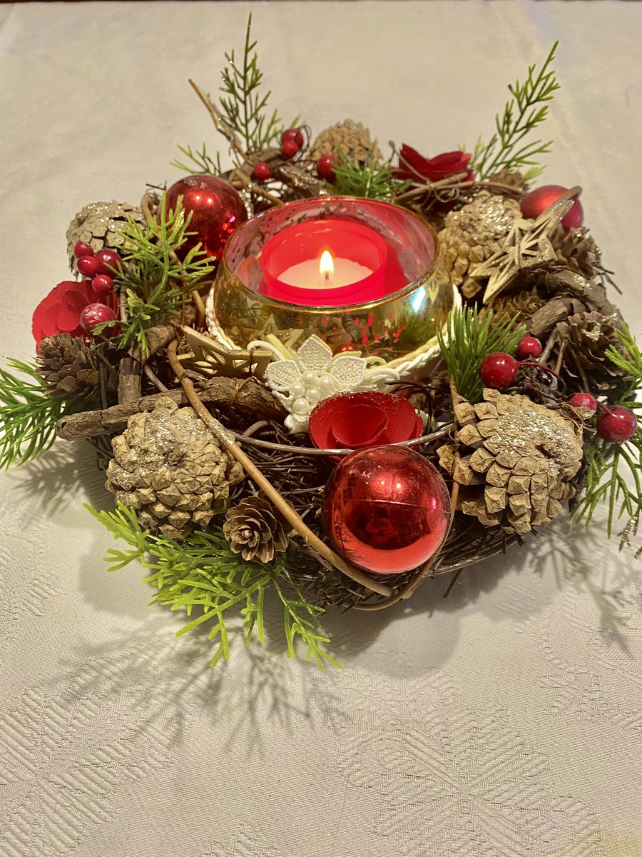 andonimendoz's tweet photo. Enciendo una vela de Navidad por todos aquellos seres queridos que ya no están con nosotros. Enciendo una vela por aquellas Nochebuenas de sonrisas perdidas por el devenir inexorable del tiempo.Las lucecitas del árbol de Navidad guardan su alma y recuerdos y brillarán esta noche. https://t.co/er2NOGAP2s