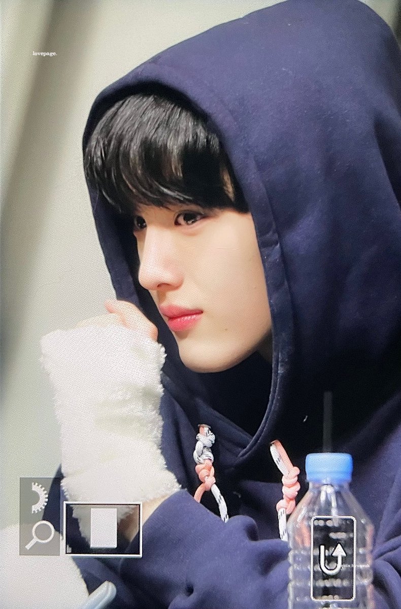 luvpage98's tweet photo. 221224 🥹🤍..

#CIX #현석 #HYUNSUK https://t.co/522ckGe3BM