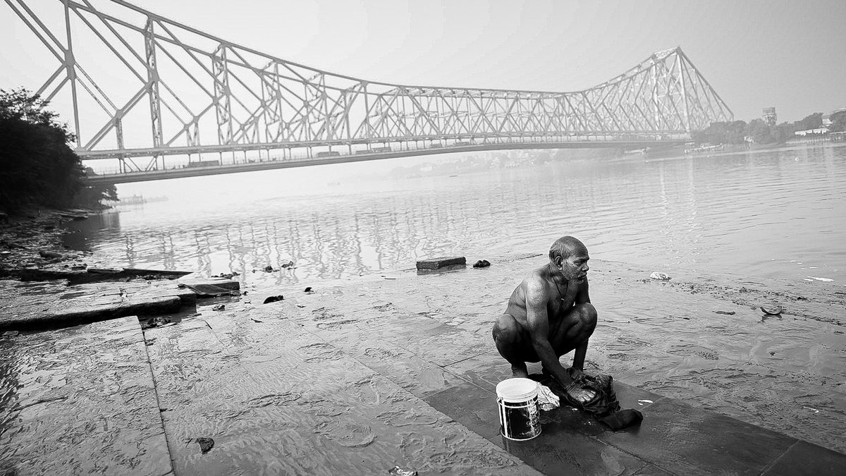Old man and his river…
Early morning #photowalk by the #Ganges in #Kolkata. #HowrahBridge wakes up from the mist, behind…
