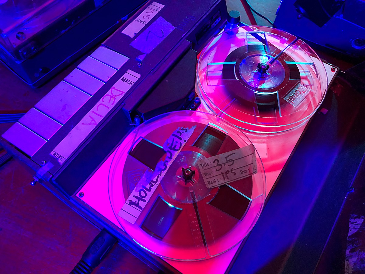 Fabulous analogue end to <a href="/courtaulddigi/">Courtauld Digitisation 🏳️‍🌈</a> for 2022 with <a href="/RobinTheFog/">Robin The Fog</a> performing a piece made in collaboration with volunteers from sounds sampled from the Conway Library. Since 2017  1,840 amazing volunteers have donated over 44 thousand hours to the project. <a href="/TheCourtauld/">The Courtauld</a>