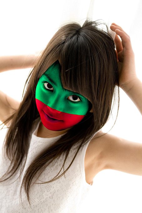 拾い物画像で顔全体に色をつけた戦闘員メイクっぽい雑コラ
クリスマスだから赤と緑のツートンカラーで('>∀<`)ゝ
20分くらいでやったから境目のラインが歪すぎるw 