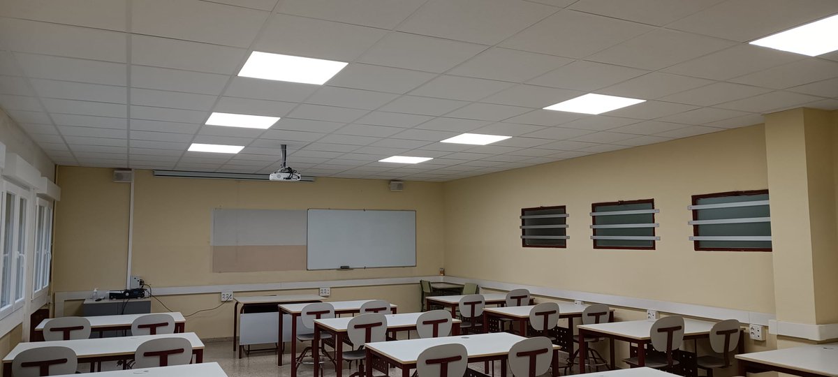 eoivallecas's tweet photo. ¡Papá Noel se adelantó esta semana y nos trajo tres nuevas aulas acondicionadas! ¡En la planta tercera también puedes utilizar la nueva biblioteca y la sala de conversación! https://t.co/VFep7FwL9G