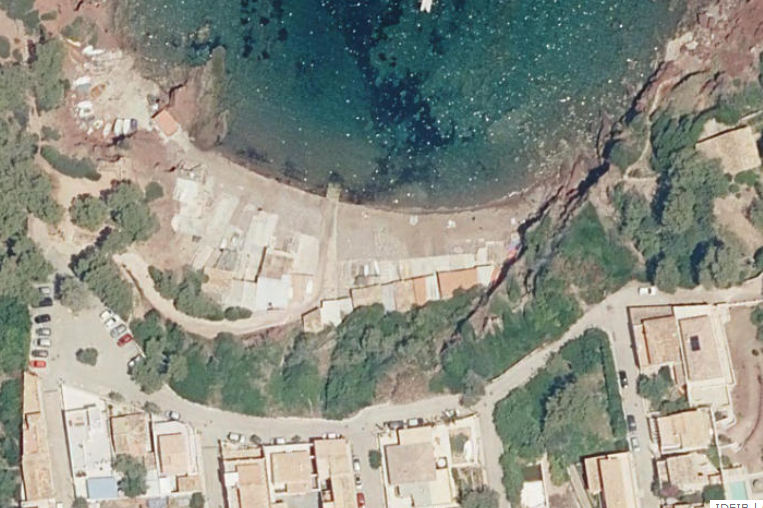 Terraferida's tweet photo. Si les institucions locals han de gestionar les competències de Costes des del clientelisme, hem begut oli. Port des Canonge, restaurant a Cala Deià, bongalow de Palma. Negocis i usos privats tornen a passar per davant de l’interès PÚBLIC i la recuperació natural (fil breu). https://t.co/QM0BYZG3r0