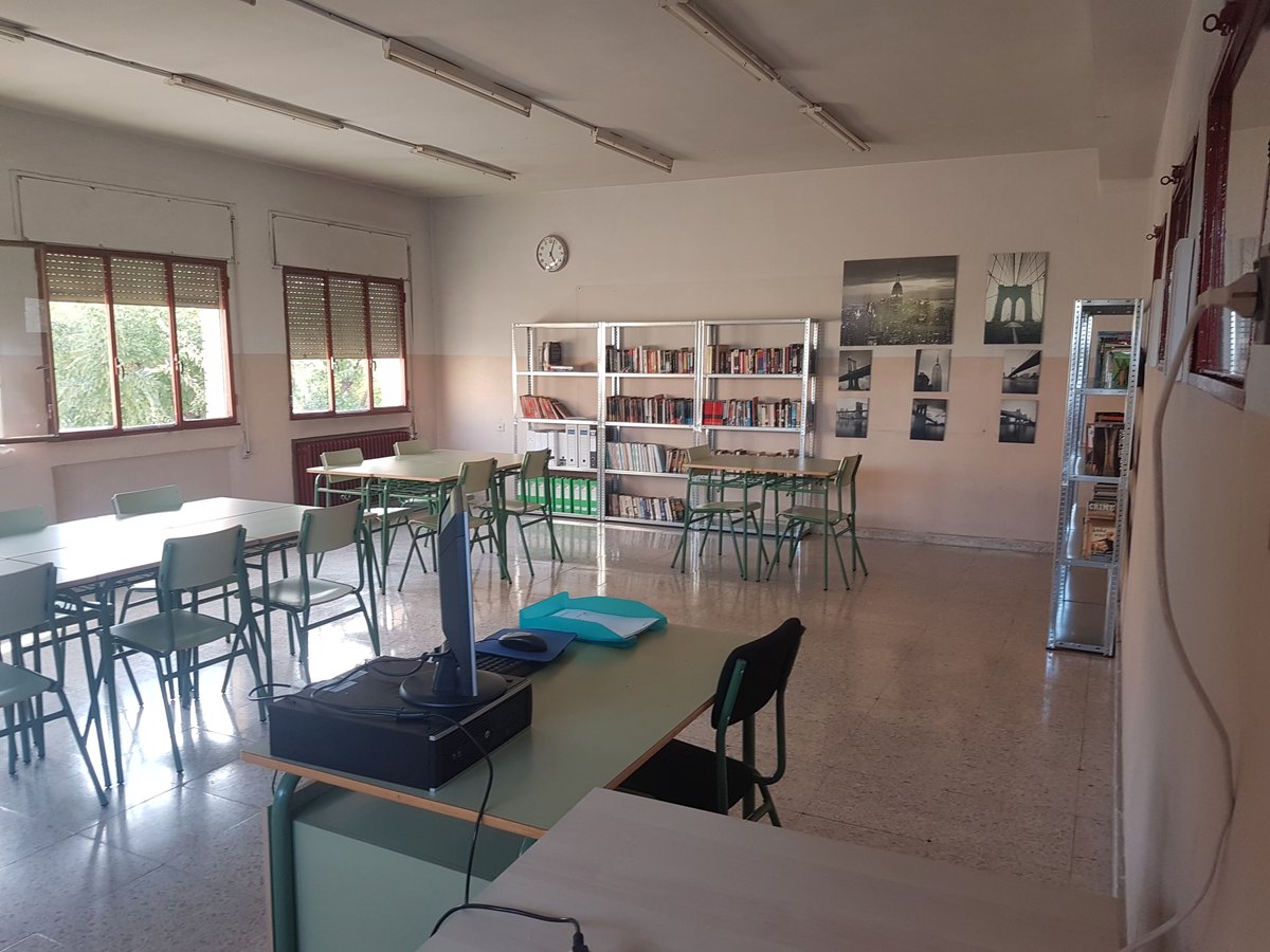 ¡Papá Noel se adelantó esta semana y nos trajo tres nuevas aulas acondicionadas! ¡En la planta tercera también puedes utilizar la nueva biblioteca y la sala de conversación!