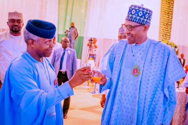 Ganarious_'s tweet photo. 🥂Sharholiya; shugaba ya halarci taro na musamman na cikar shekarar sa 80.
#pmbat80 https://t.co/dx9j8ox8Wa